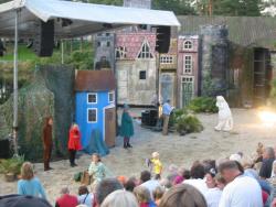Fulle hus koste seg med mummi-show i Dyreparken